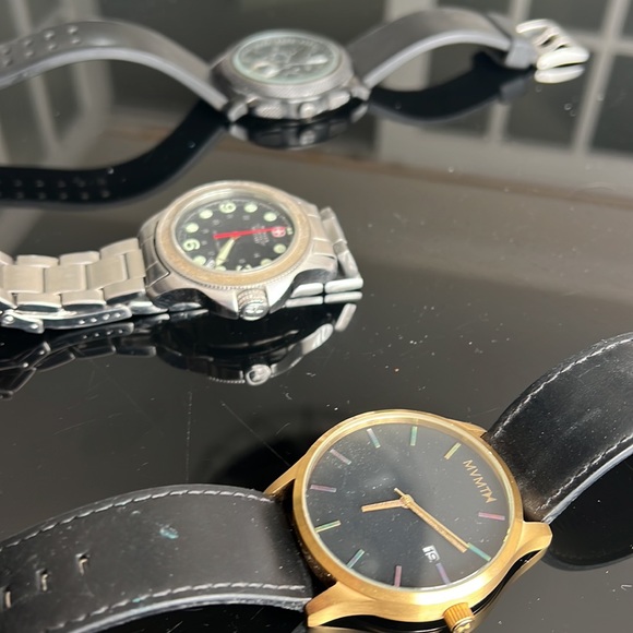 Three vintage model watches need batteries - Picture 2 of 5